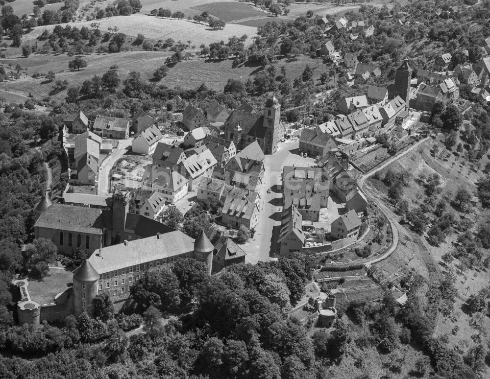 Luftaufnahme Waldenburg - Burganlage des Schloss und Innenstadt in Waldenburg im Bundesland Baden-Württemberg, Deutschland