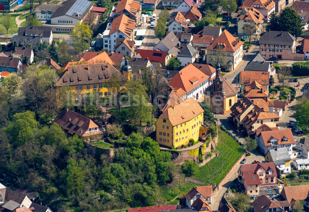 Luftaufnahme Mahlberg - Burganlage des Schloss im Innenstadtkern in Mahlberg im Bundesland Baden-Württemberg, Deutschland