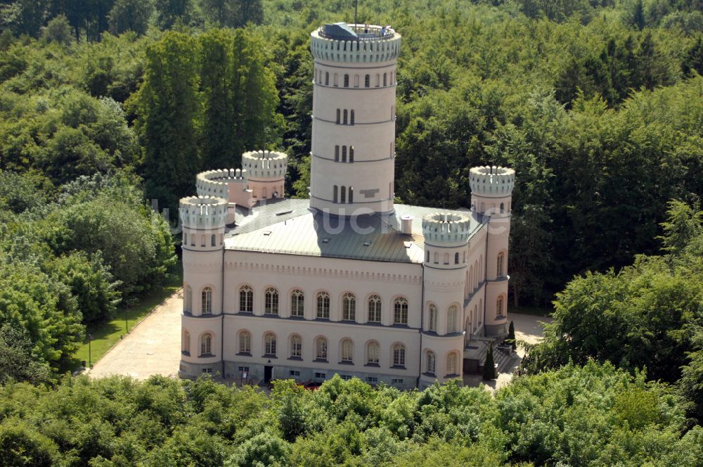 Luftaufnahme Binz - Burganlage des Schloss Jagdschloss Granitz in Binz im Bundesland Mecklenburg-Vorpommern, Deutschland
