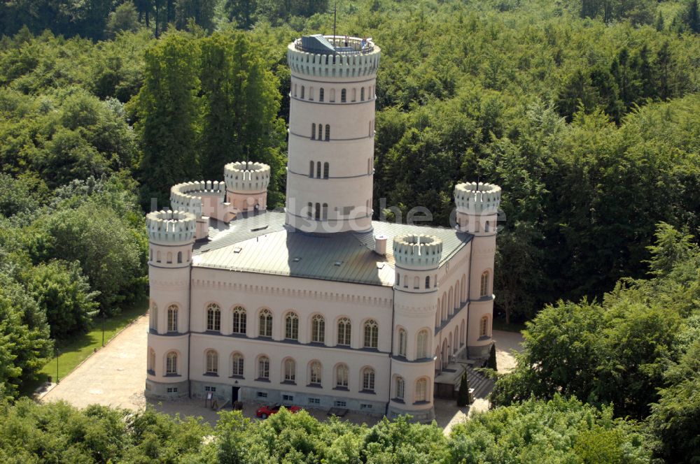 Binz von oben - Burganlage des Schloss Jagdschloss Granitz in Binz im Bundesland Mecklenburg-Vorpommern, Deutschland