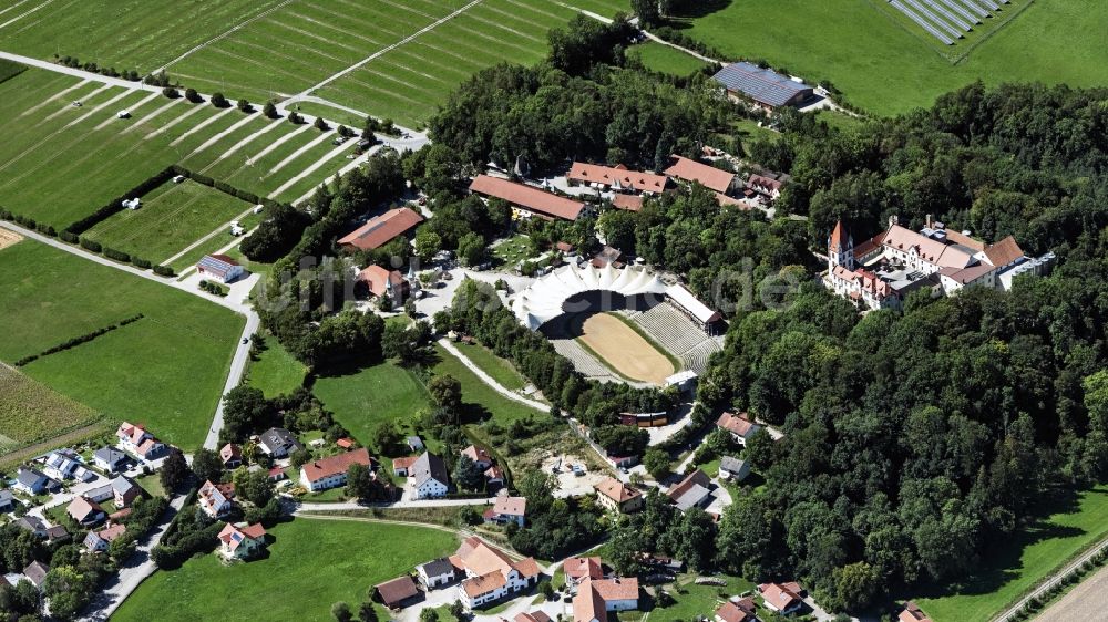 Geltendorf aus der Vogelperspektive: Burganlage des Schloss Kaltenberg sowie die Kaltenberg Arena in Geltendorf im Bundesland Bayern, Deutschland