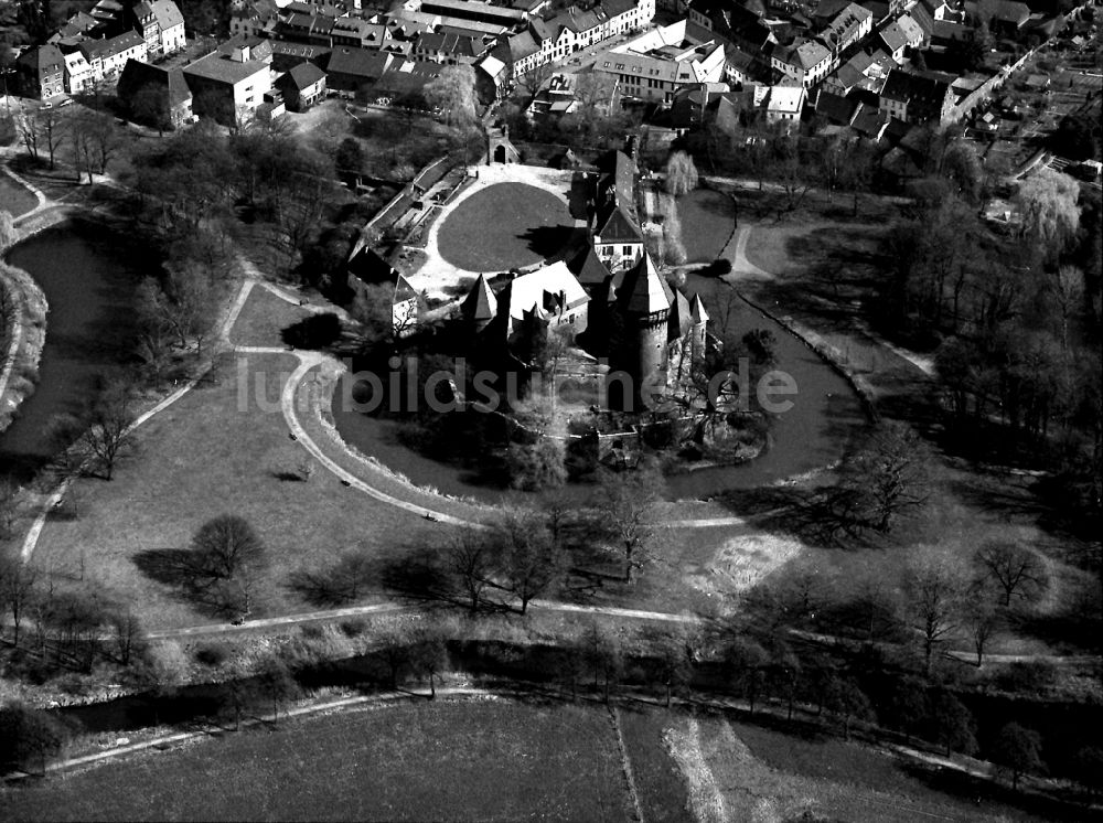 Luftbild Krefeld - Burganlage des Schloss in Krefeld im Bundesland Nordrhein-Westfalen, Deutschland