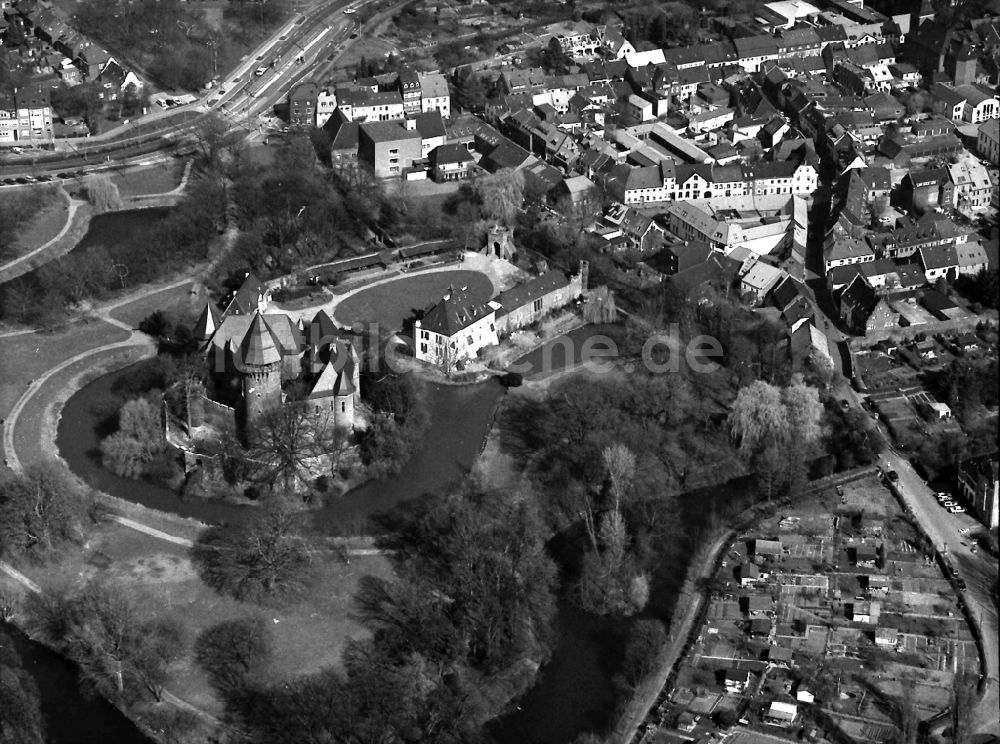 Luftaufnahme Krefeld - Burganlage des Schloss in Krefeld im Bundesland Nordrhein-Westfalen, Deutschland
