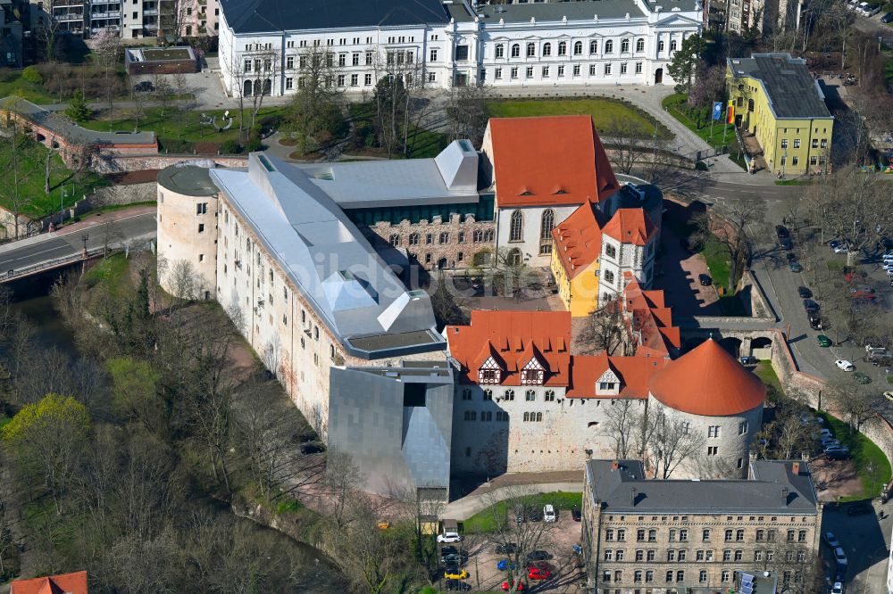 Halle (Saale) von oben - Burganlage des Schloss Kunstmuseum Moritzburg im Ortsteil Mitte in Halle (Saale) im Bundesland Sachsen-Anhalt, Deutschland