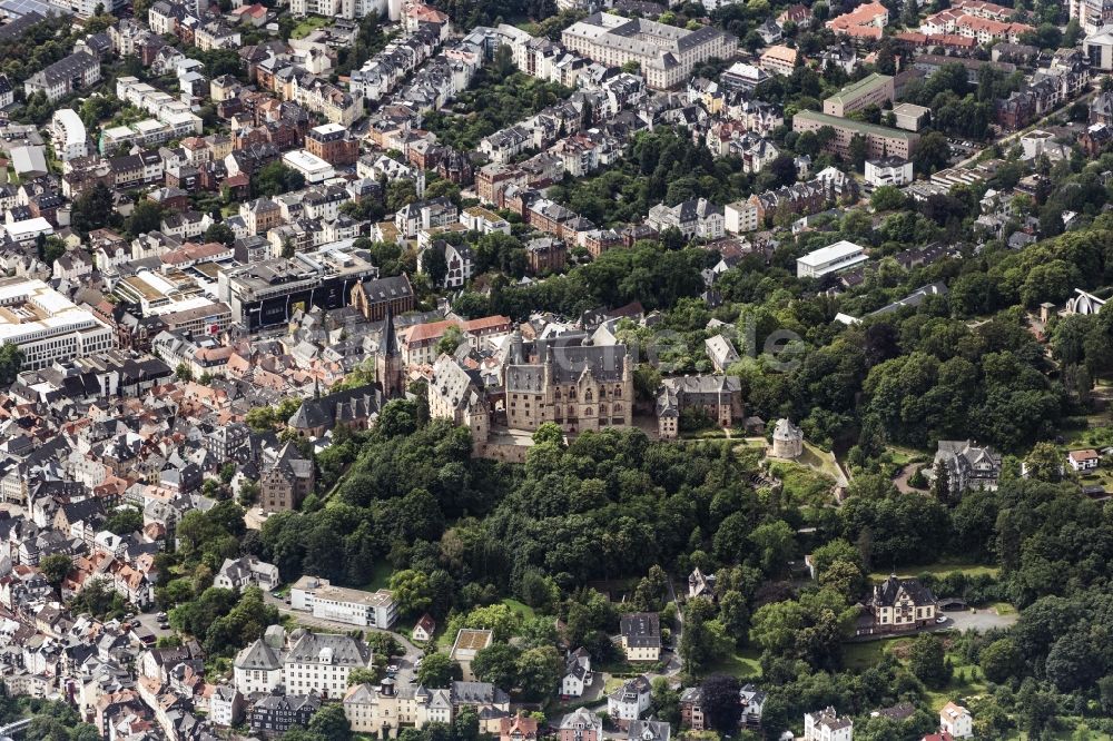 Luftaufnahme Marburg - Burganlage des Schloss Landgrafenschloss mit Museum in Marburg im Bundesland Hessen, Deutschland