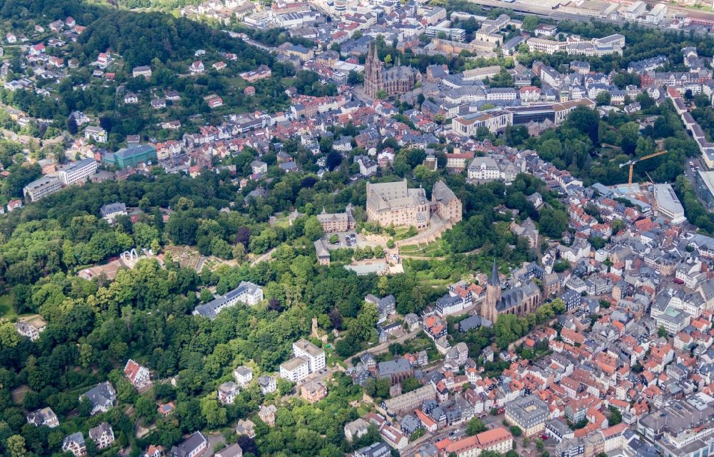 Marburg von oben - Burganlage des Schloss Landgrafenschloss mit Museum in Marburg im Bundesland Hessen, Deutschland