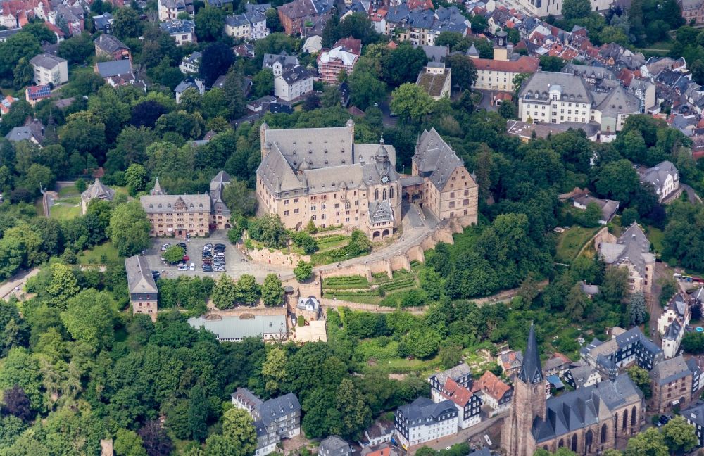 Marburg aus der Vogelperspektive: Burganlage des Schloss Landgrafenschloss mit Museum in Marburg im Bundesland Hessen, Deutschland