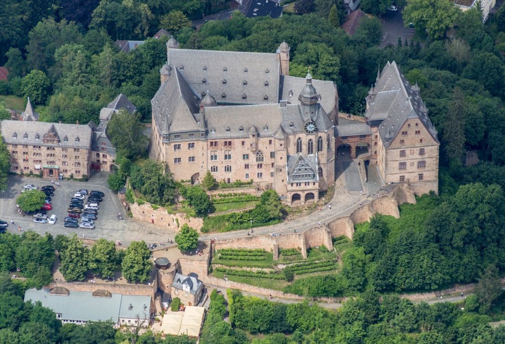 Luftaufnahme Marburg - Burganlage des Schloss Landgrafenschloss mit Museum in Marburg im Bundesland Hessen, Deutschland