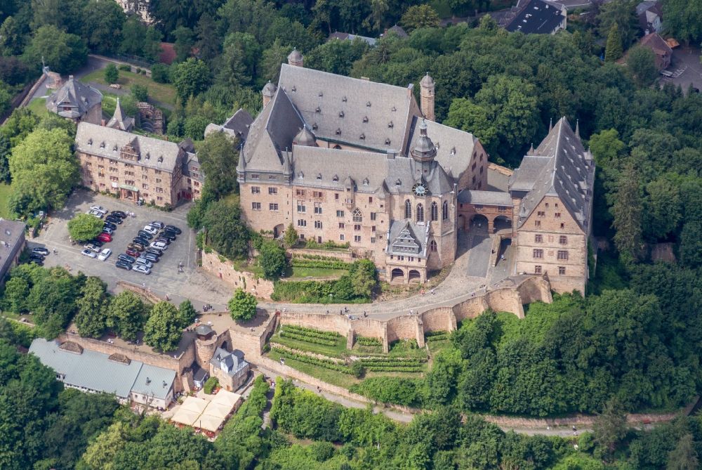 Marburg aus der Vogelperspektive: Burganlage des Schloss Landgrafenschloss mit Museum in Marburg im Bundesland Hessen, Deutschland