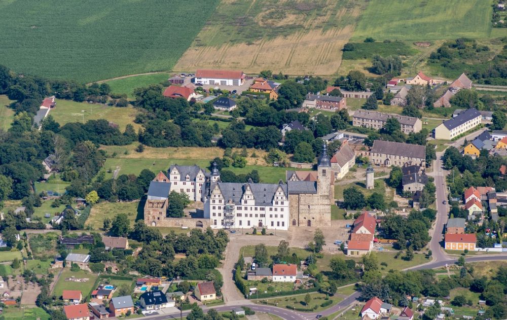 Leitzkau aus der Vogelperspektive: Burganlage des Schloss in Leitzkau im Bundesland Sachsen-Anhalt, Deutschland