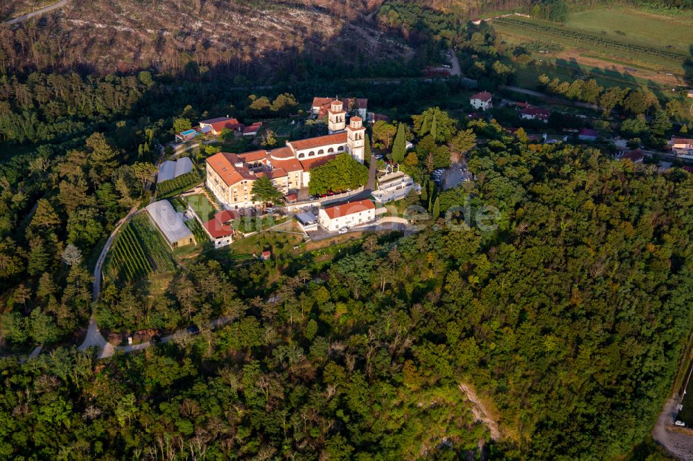Miren aus der Vogelperspektive: Burganlage des Schloss Miren Castle / Mirenski grad in Miren in Nova Gorica, Slowenien