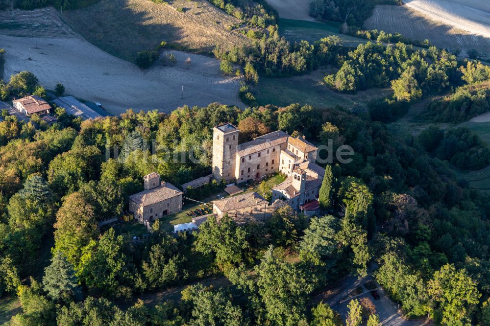 Luftbild Sassuolo - Burganlage des Schloss Montegibbio Castello di Montegibbio in Sassuolo in Emilia-Romagna, Italien