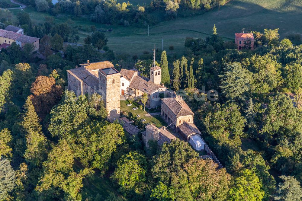 Luftaufnahme Sassuolo - Burganlage des Schloss Montegibbio Castello di Montegibbio in Sassuolo in Emilia-Romagna, Italien