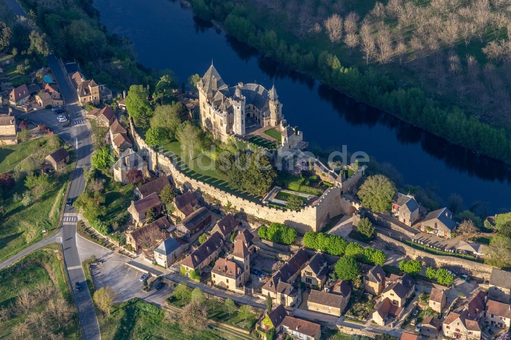 Vitrac aus der Vogelperspektive: Burganlage des Schloss Montfort über der Dordogne in Vitrac in Nouvelle-Aquitaine, Frankreich