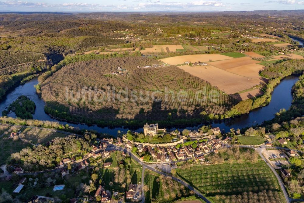 Luftbild Vitrac - Burganlage des Schloss Montfort über der Dordogne in Vitrac in Nouvelle-Aquitaine, Frankreich