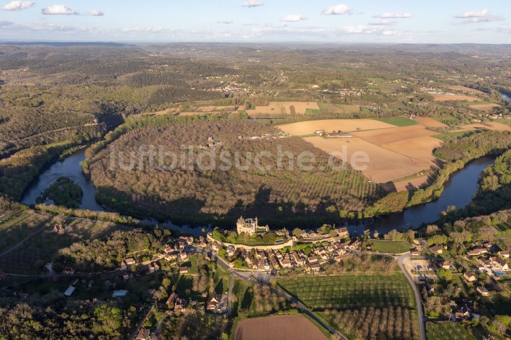 Vitrac von oben - Burganlage des Schloss Montfort über der Dordogne in Vitrac in Nouvelle-Aquitaine, Frankreich