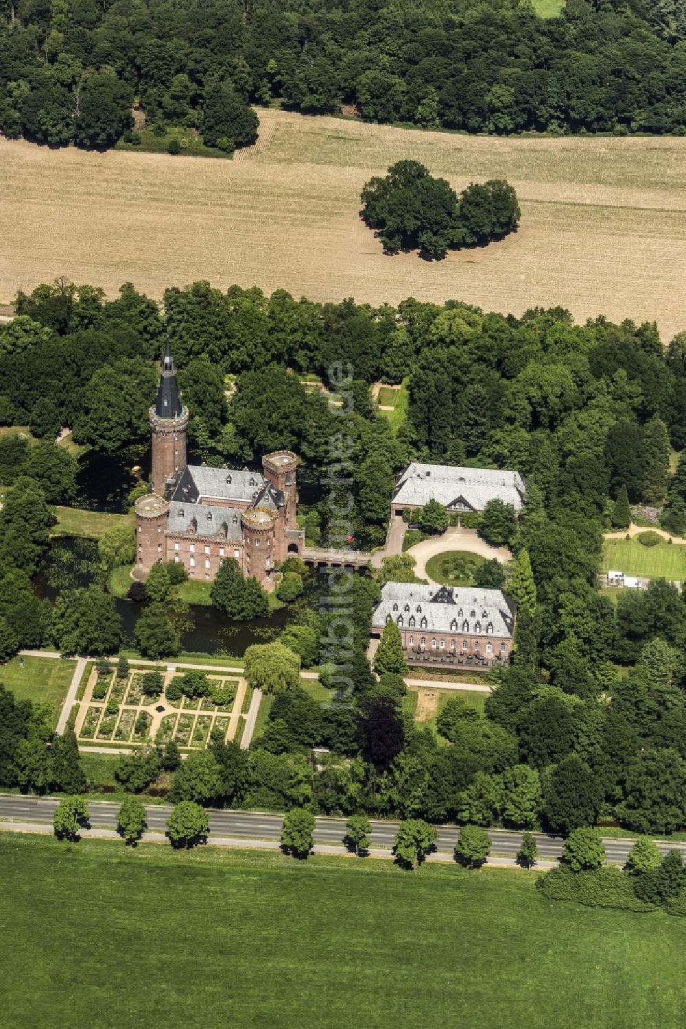 Luftaufnahme Bedburg-Hau - Burganlage des Schloss Moyland in Bedburg-Hau im Bundesland Nordrhein-Westfalen - NRW, Deutschland