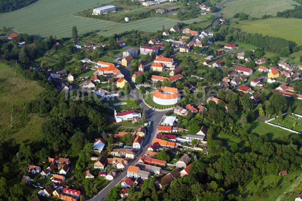 Nepomysl - Pomeisl aus der Vogelperspektive: Burganlage des Schloss in Nepomysl - Pomeisl in Ustecky kraj - Aussiger Region, Tschechien