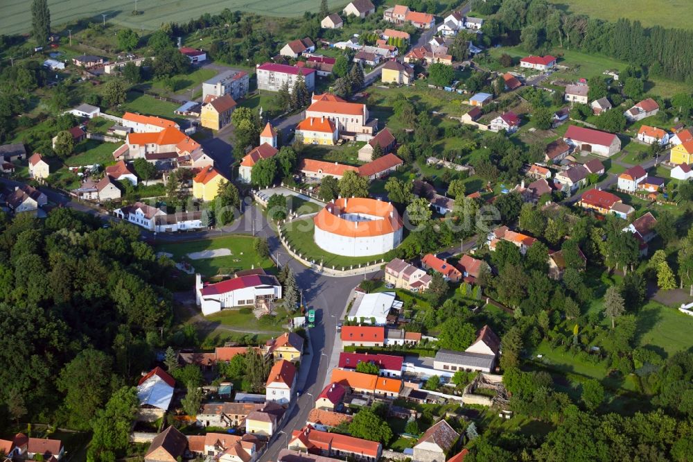 Luftbild Nepomysl - Pomeisl - Burganlage des Schloss in Nepomysl - Pomeisl in Ustecky kraj - Aussiger Region, Tschechien