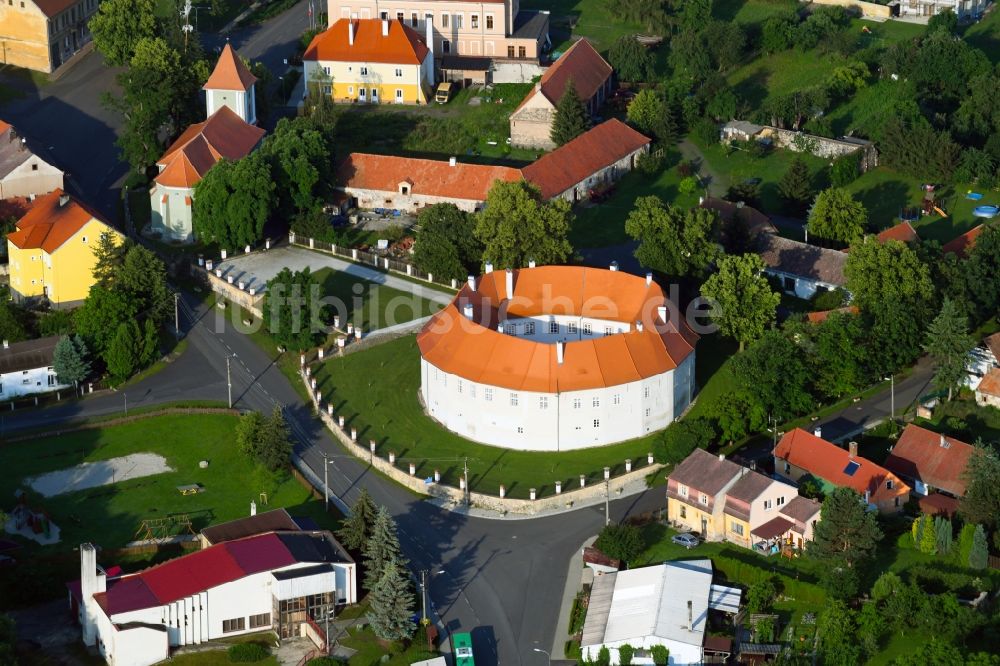 Luftaufnahme Nepomysl - Pomeisl - Burganlage des Schloss in Nepomysl - Pomeisl in Ustecky kraj - Aussiger Region, Tschechien