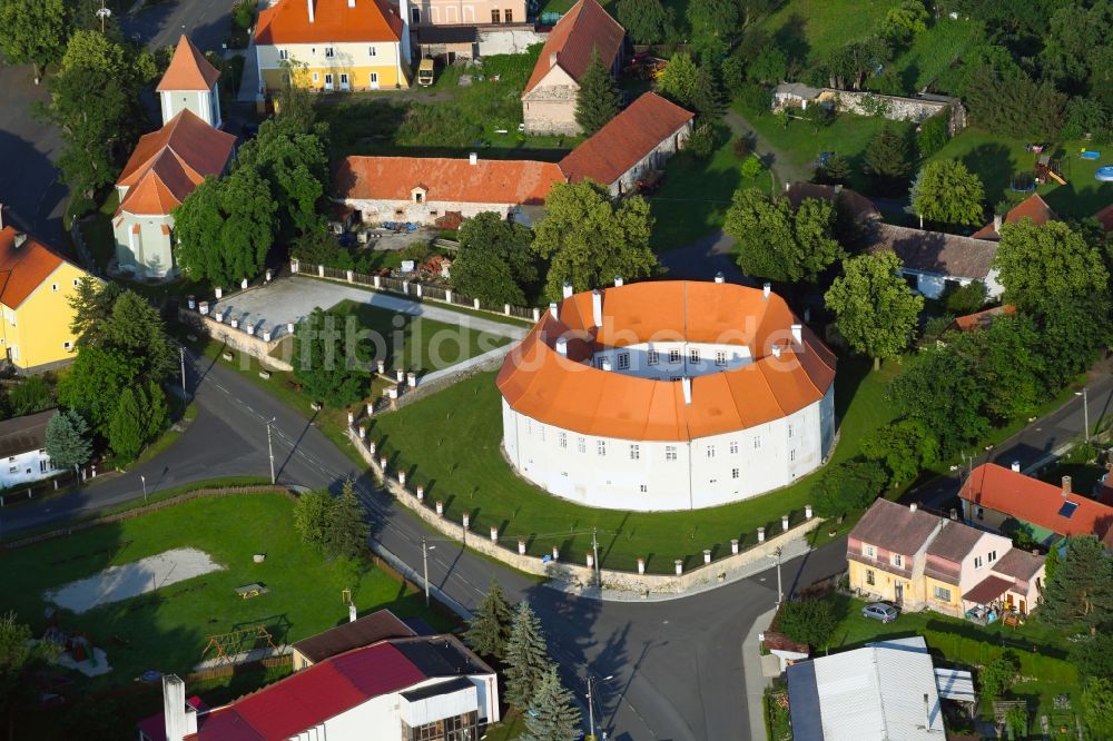 Nepomysl - Pomeisl von oben - Burganlage des Schloss in Nepomysl - Pomeisl in Ustecky kraj - Aussiger Region, Tschechien