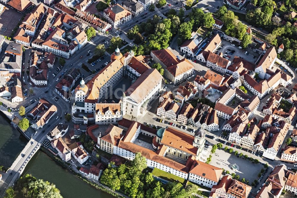 Luftaufnahme Neuburg an der Donau - Burganlage des Schloss Neuburg an der Donau in Neuburg an der Donau im Bundesland Bayern, Deutschland