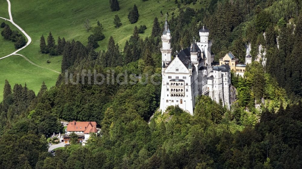 Luftaufnahme Schwangau - Burganlage des Schloß Neuschwanstein an der Neuschwansteinstraße in Schwangau im Bundesland Bayern