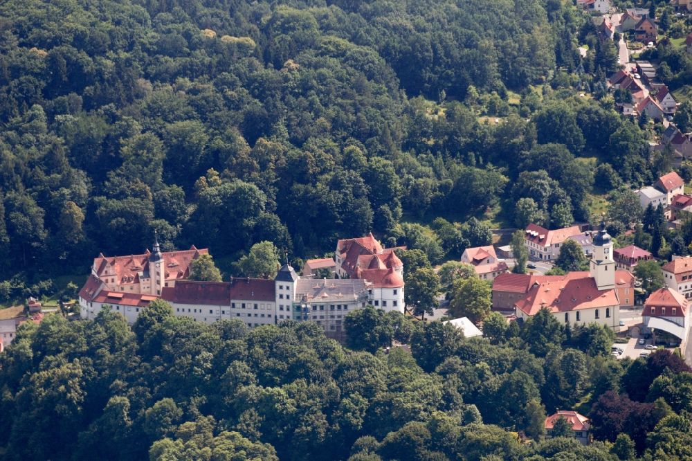 Nossen von oben - Burganlage des Schloss Nossen in Nossen im Bundesland Sachsen, Deutschland