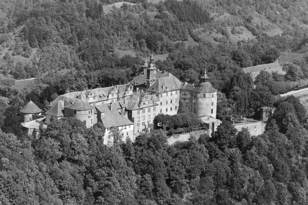Luftbild Langenburg - Burganlage des Schloss am Ortskern von in Langenburg im Bundesland Baden-Württemberg, Deutschland