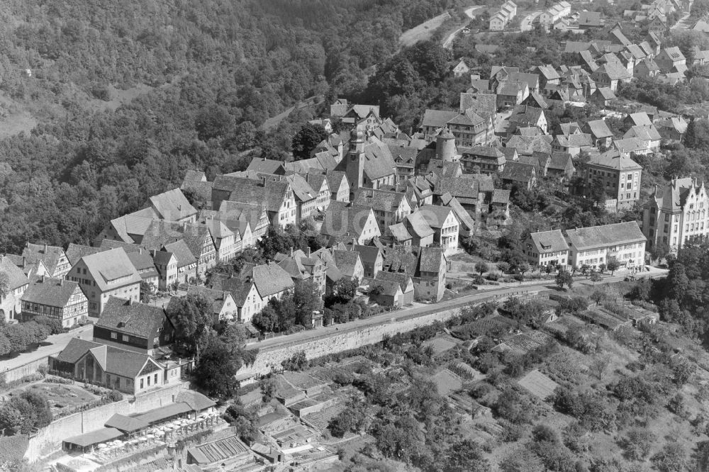 Langenburg von oben - Burganlage des Schloss am Ortskern von in Langenburg im Bundesland Baden-Württemberg, Deutschland