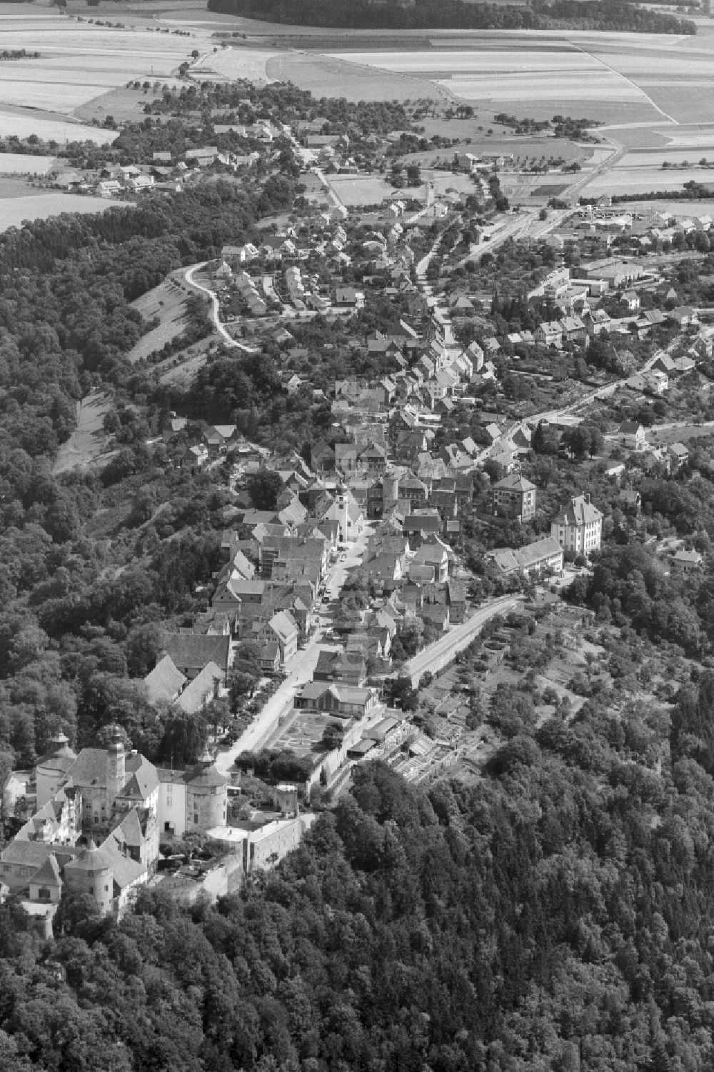 Langenburg von oben - Burganlage des Schloss am Ortskern von in Langenburg im Bundesland Baden-Württemberg, Deutschland