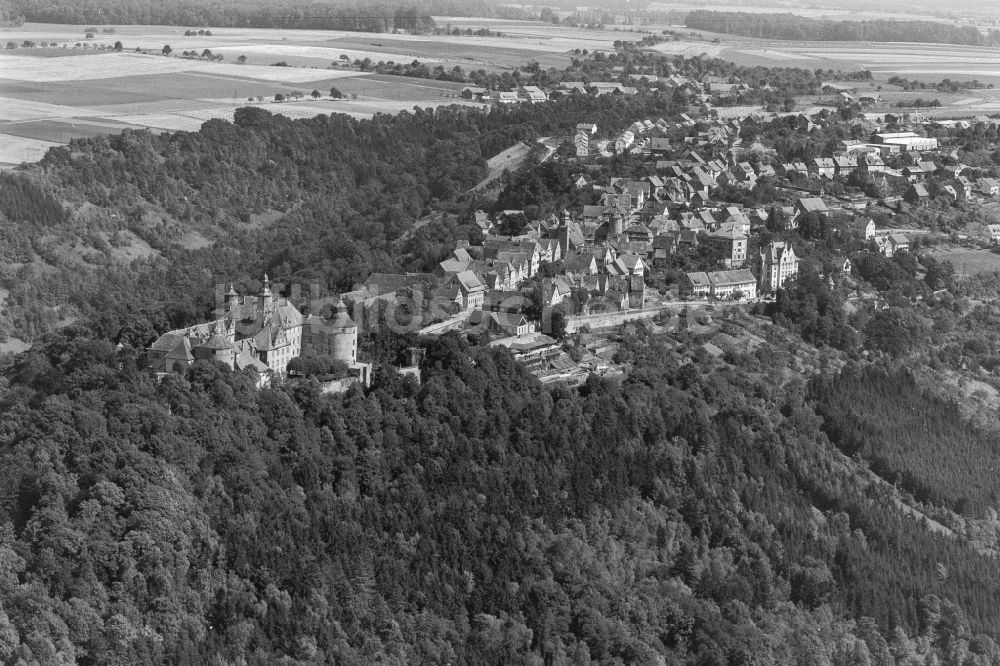 Langenburg aus der Vogelperspektive: Burganlage des Schloss am Ortskern von in Langenburg im Bundesland Baden-Württemberg, Deutschland