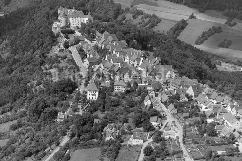 Luftaufnahme Langenburg - Burganlage des Schloss am Ortskern von in Langenburg im Bundesland Baden-Württemberg, Deutschland