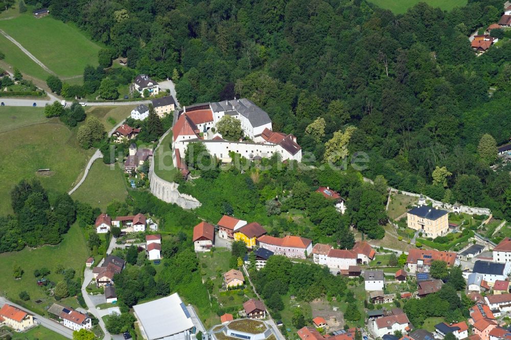 Luftaufnahme Tittmoning - Burganlage des Schloss im Ortsteil Burg in Tittmoning im Bundesland Bayern, Deutschland