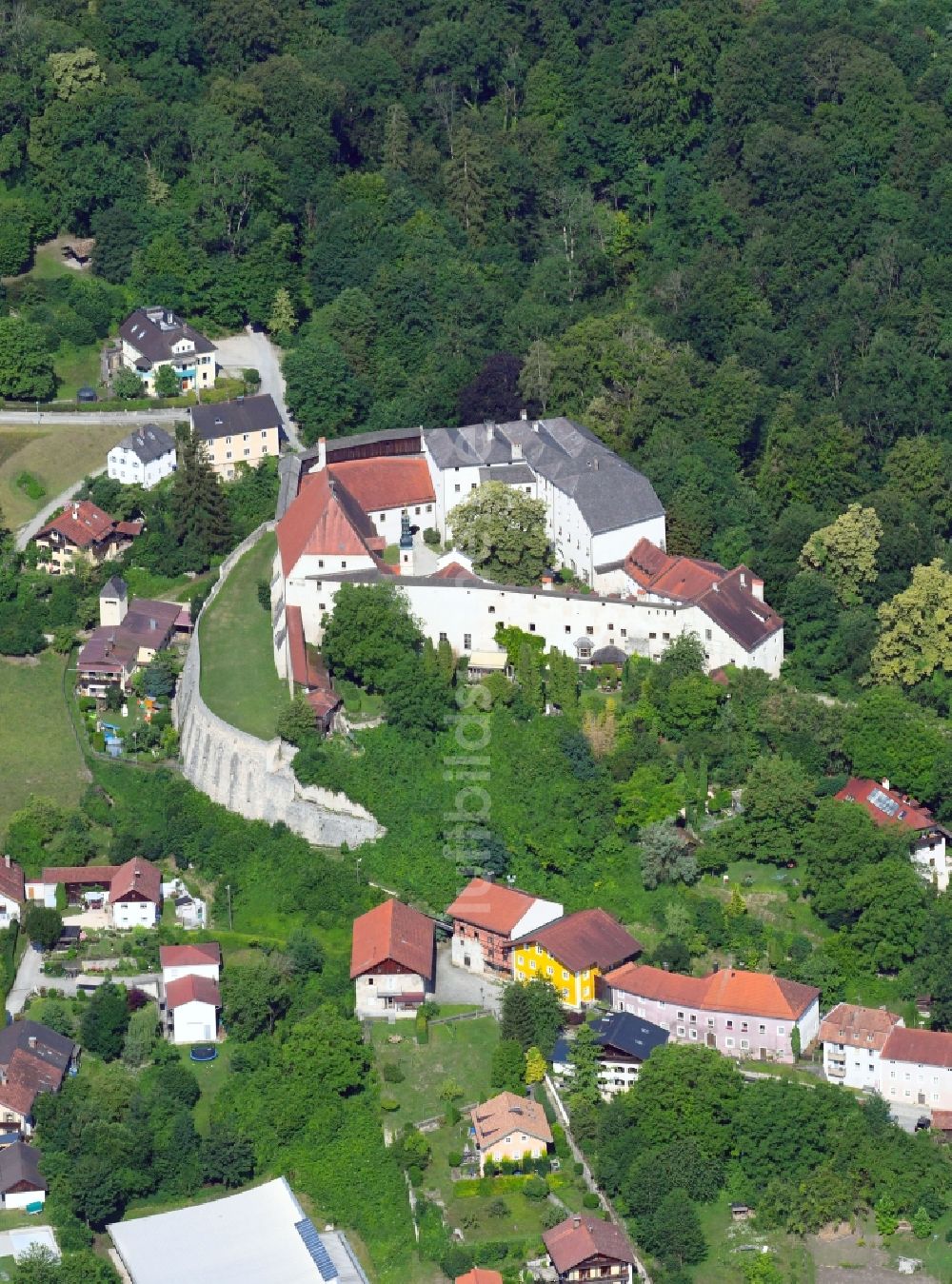 Tittmoning von oben - Burganlage des Schloss im Ortsteil Burg in Tittmoning im Bundesland Bayern, Deutschland
