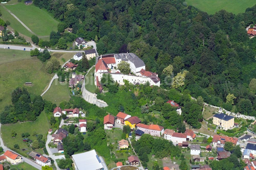 Tittmoning aus der Vogelperspektive: Burganlage des Schloss im Ortsteil Burg in Tittmoning im Bundesland Bayern, Deutschland