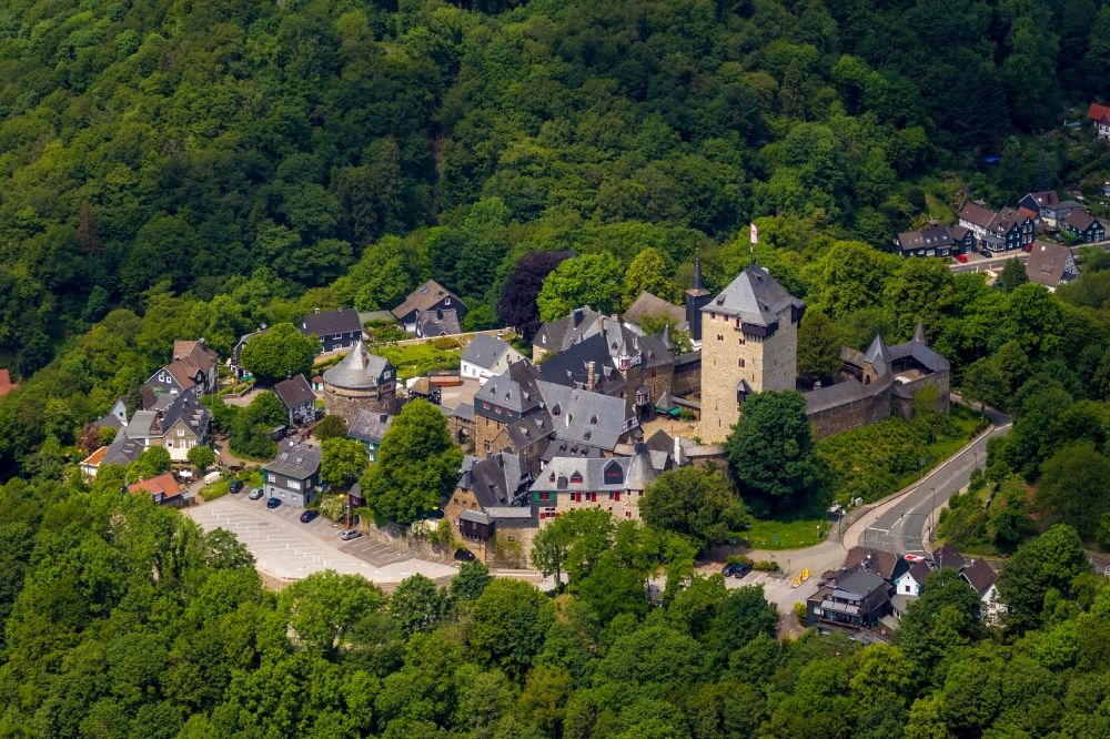 Luftaufnahme Solingen - Burganlage des Schloss im Ortsteil Burg an der Wupper in Solingen im Bundesland Nordrhein-Westfalen, Deutschland