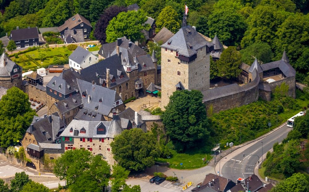 Solingen von oben - Burganlage des Schloss im Ortsteil Burg an der Wupper in Solingen im Bundesland Nordrhein-Westfalen, Deutschland
