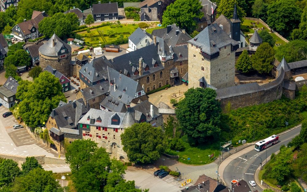 Solingen aus der Vogelperspektive: Burganlage des Schloss im Ortsteil Burg an der Wupper in Solingen im Bundesland Nordrhein-Westfalen, Deutschland