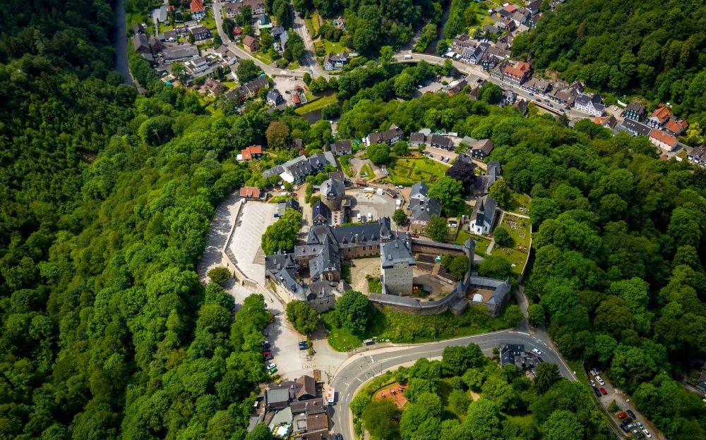 Solingen von oben - Burganlage des Schloss im Ortsteil Burg an der Wupper in Solingen im Bundesland Nordrhein-Westfalen, Deutschland