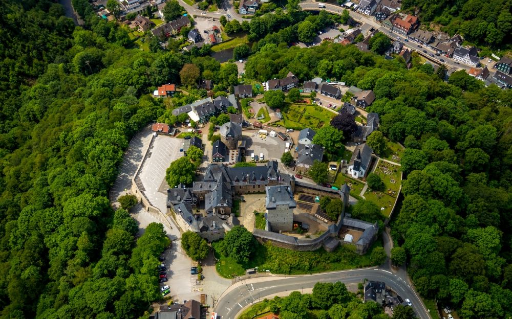 Solingen aus der Vogelperspektive: Burganlage des Schloss im Ortsteil Burg an der Wupper in Solingen im Bundesland Nordrhein-Westfalen, Deutschland