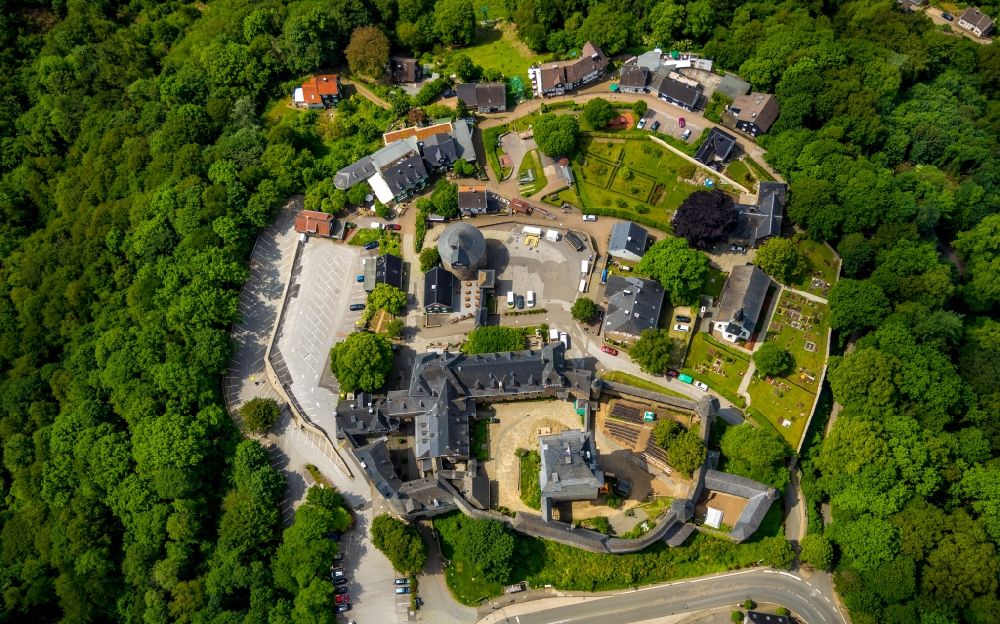 Luftbild Solingen - Burganlage des Schloss im Ortsteil Burg an der Wupper in Solingen im Bundesland Nordrhein-Westfalen, Deutschland