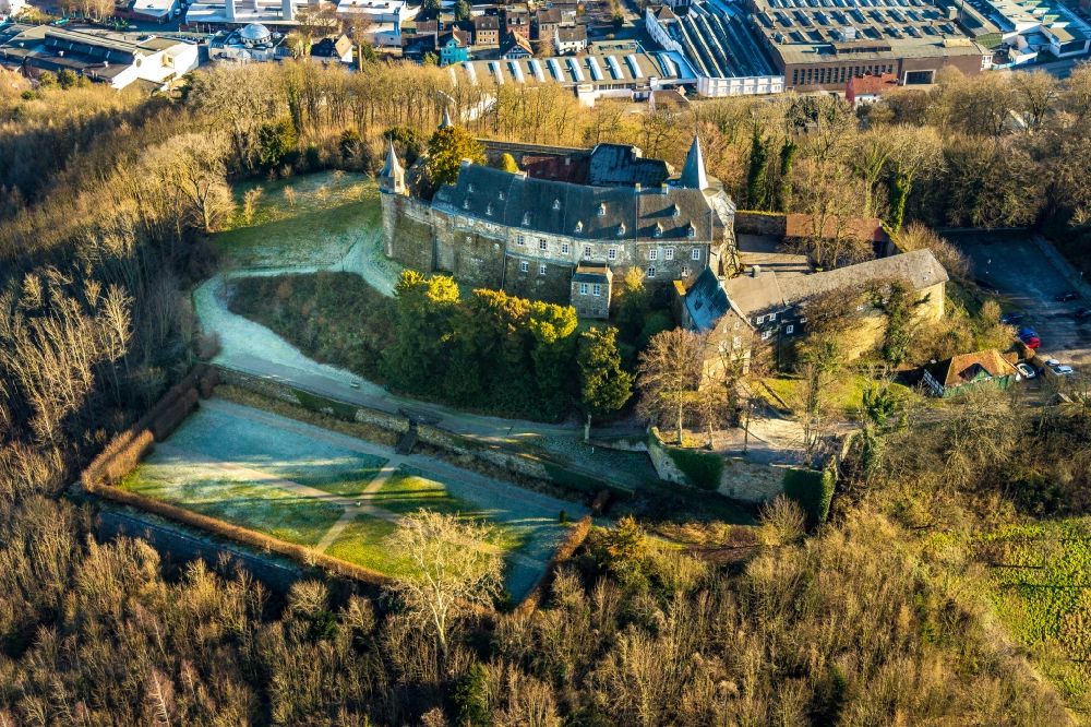 Hagen aus der Vogelperspektive: Burganlage des Schloss im Ortsteil Hohenlimburg in Hagen im Bundesland Nordrhein-Westfalen, Deutschland