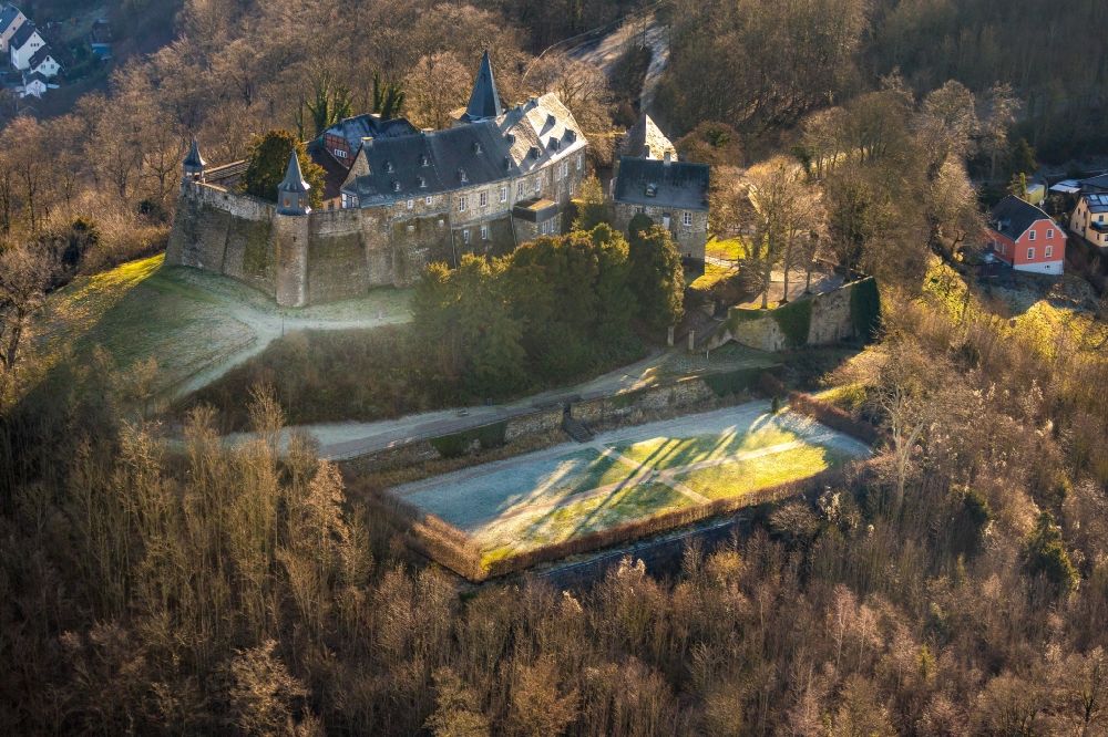 Luftbild Hagen - Burganlage des Schloss im Ortsteil Hohenlimburg in Hagen im Bundesland Nordrhein-Westfalen, Deutschland