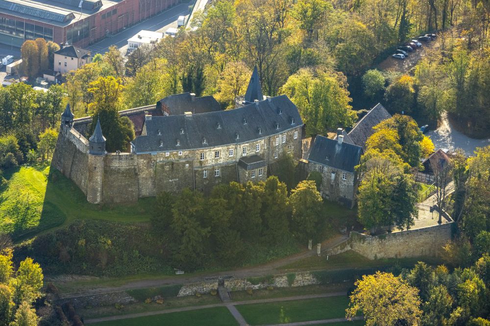 Hagen von oben - Burganlage des Schloss im Ortsteil Hohenlimburg in Hagen im Bundesland Nordrhein-Westfalen, Deutschland