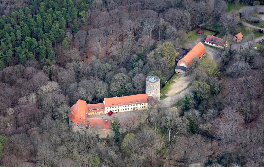 Rabenstein/Fläming von oben - Burganlage des Schloss im Ortsteil Raben in Rabenstein/Fläming im Bundesland Brandenburg, Deutschland
