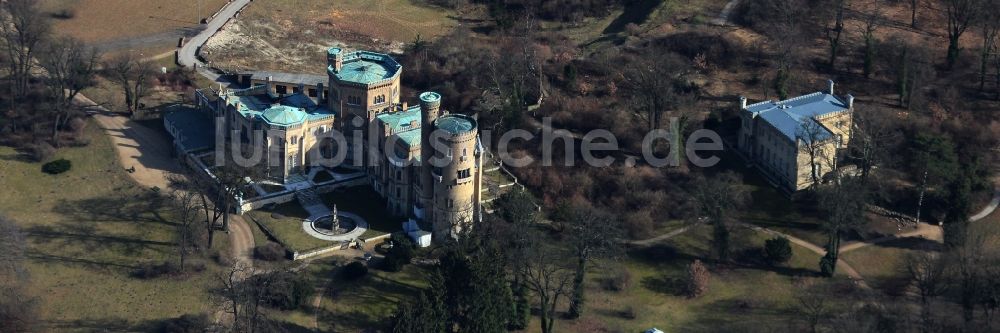 Luftaufnahme Potsdam - Burganlage des Schloss im Park im Ortsteil Babelsberg in Potsdam im Bundesland Brandenburg