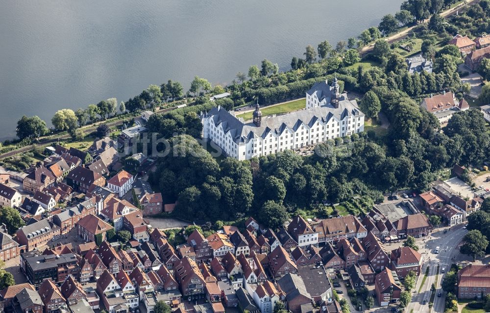 Luftaufnahme Plön - Burganlage des Schloss Plön in Plön im Bundesland Schleswig-Holstein