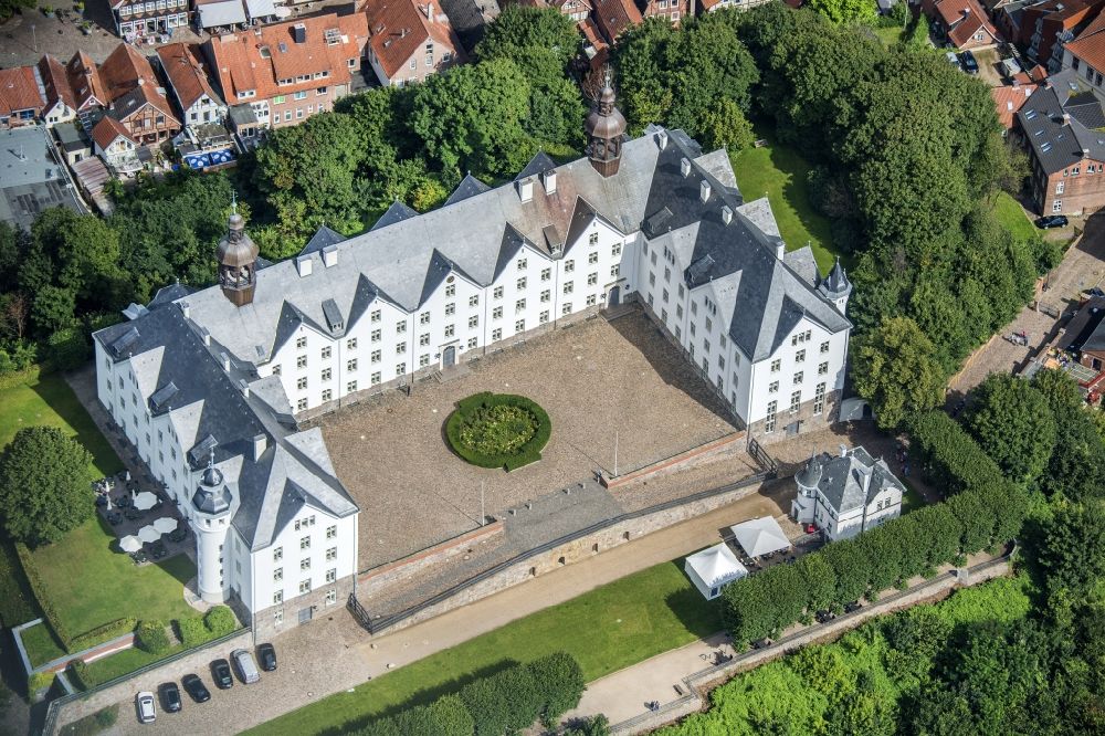 Plön aus der Vogelperspektive: Burganlage des Schloss Plön in Plön im Bundesland Schleswig-Holstein