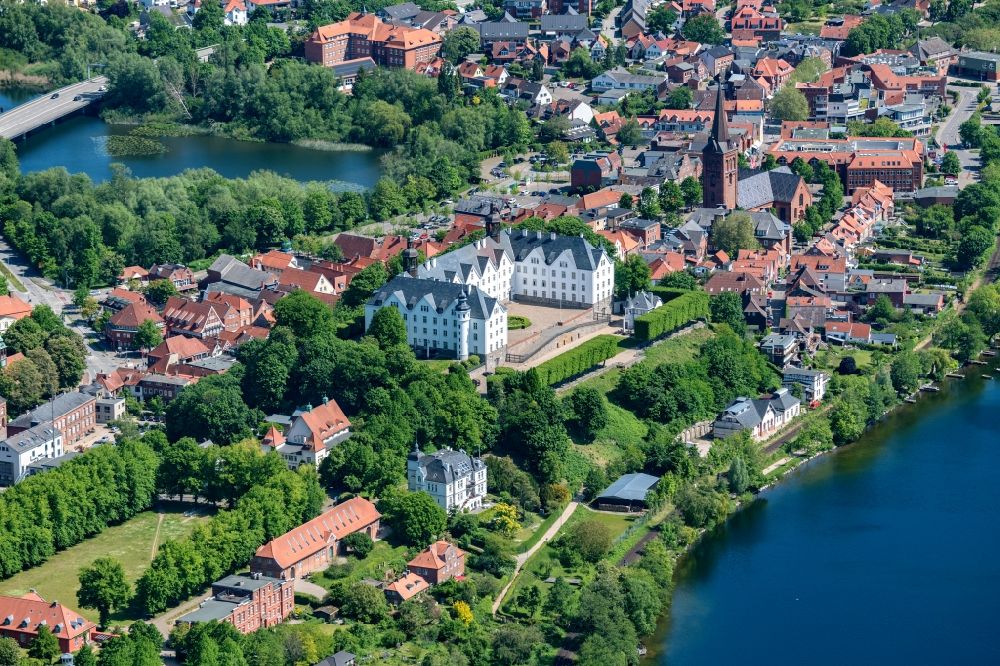 Luftaufnahme Plön - Burganlage des Schloss Plön in Plön im Bundesland Schleswig-Holstein